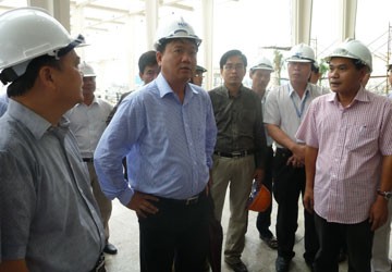 Vừa xuống sân bay, Bộ trưởng Đinh La Thăng vào kiểm tra ngay công trường. Ảnh: HẢI CHÂU